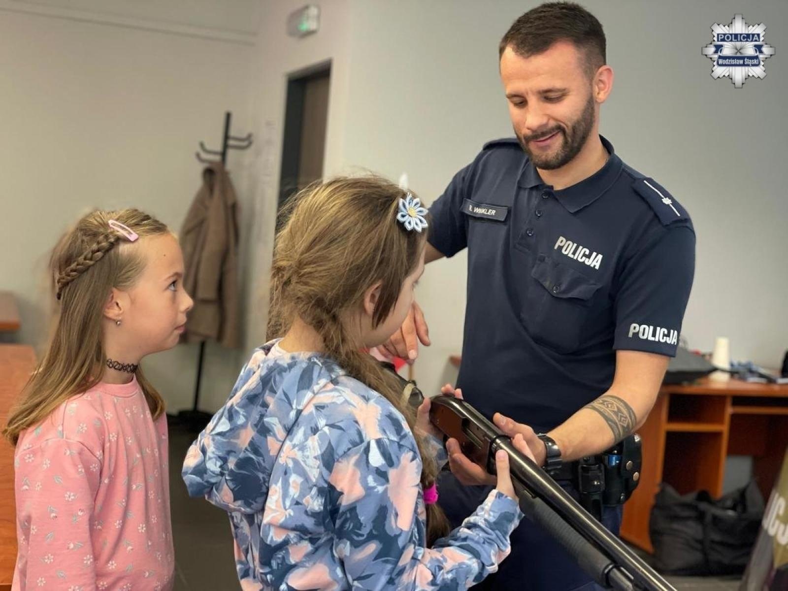 Zdjęcie w galerii na portalu naszwodzislaw.com: Uczniowie z jastrzębskiej szkoły z wizytą w wodzisławskiej jednostce policji wiadomości z regionu