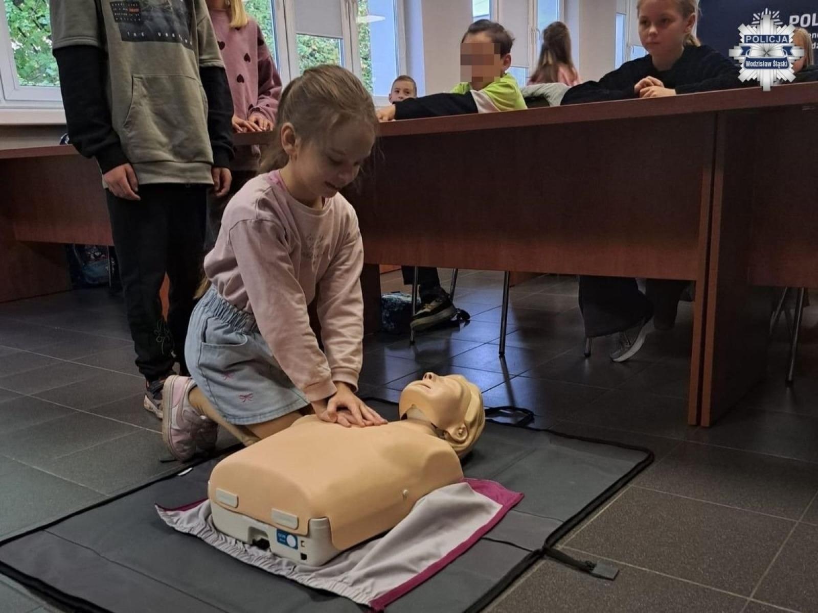 Zdjęcie w galerii na portalu naszwodzislaw.com: Uczniowie z jastrzębskiej szkoły z wizytą w wodzisławskiej jednostce policji wiadomości z regionu