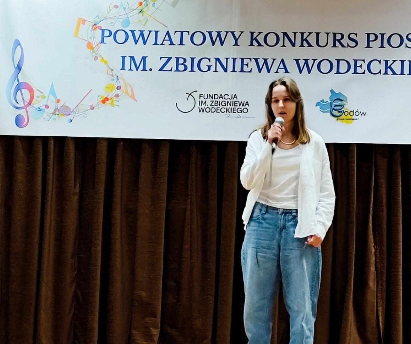 Zdjęcie w galerii na portalu naszwodzislaw.com: I Powiatowy Konkurs Piosenki im. Zbigniewa Wodeckiego w Skrzyszowie wiadomości z regionu