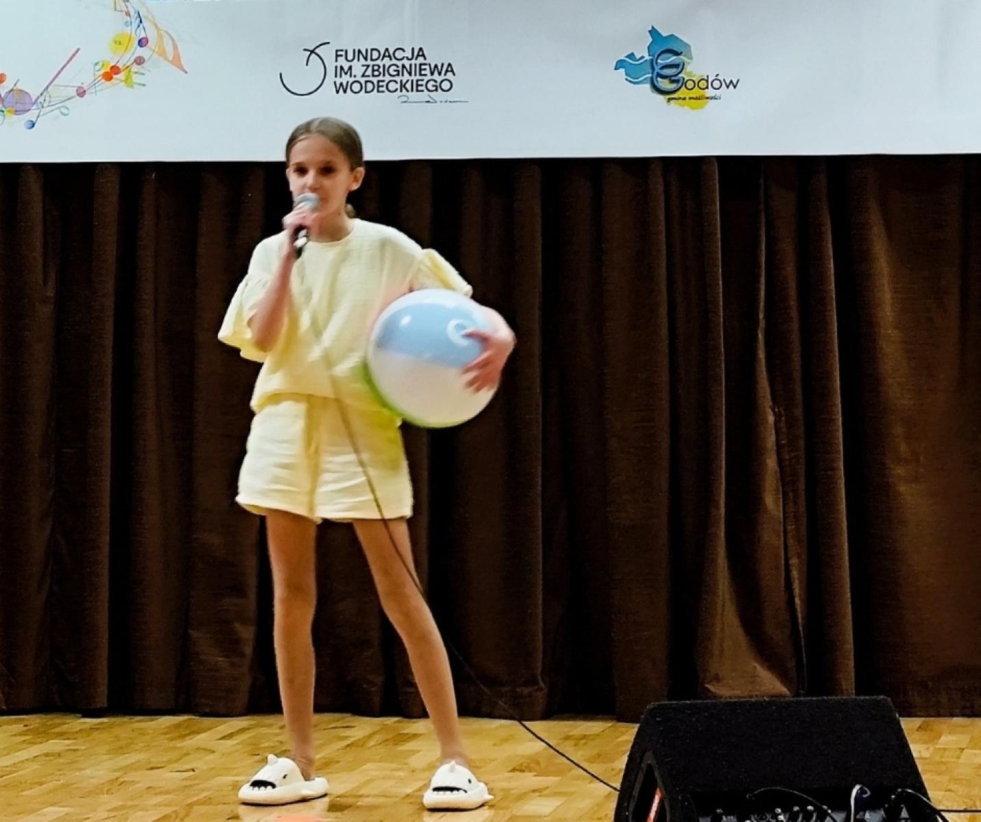 Zdjęcie w galerii na portalu naszwodzislaw.com: I Powiatowy Konkurs Piosenki im. Zbigniewa Wodeckiego w Skrzyszowie wiadomości z regionu