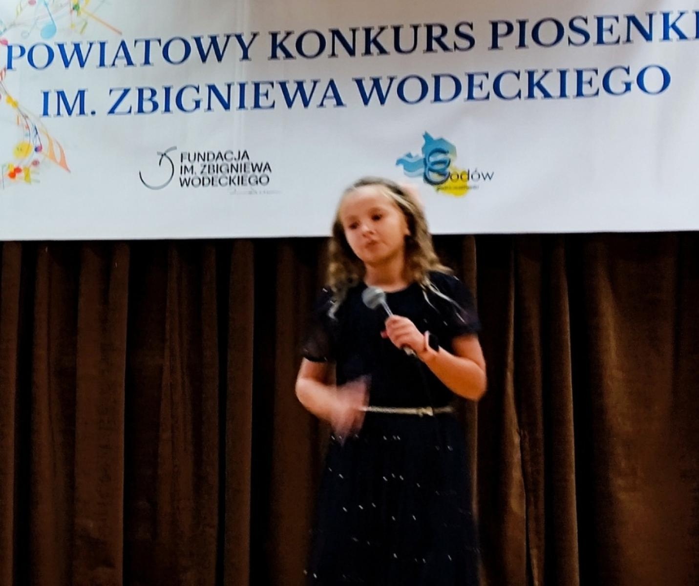 Zdjęcie w galerii na portalu naszwodzislaw.com: I Powiatowy Konkurs Piosenki im. Zbigniewa Wodeckiego w Skrzyszowie wiadomości z regionu