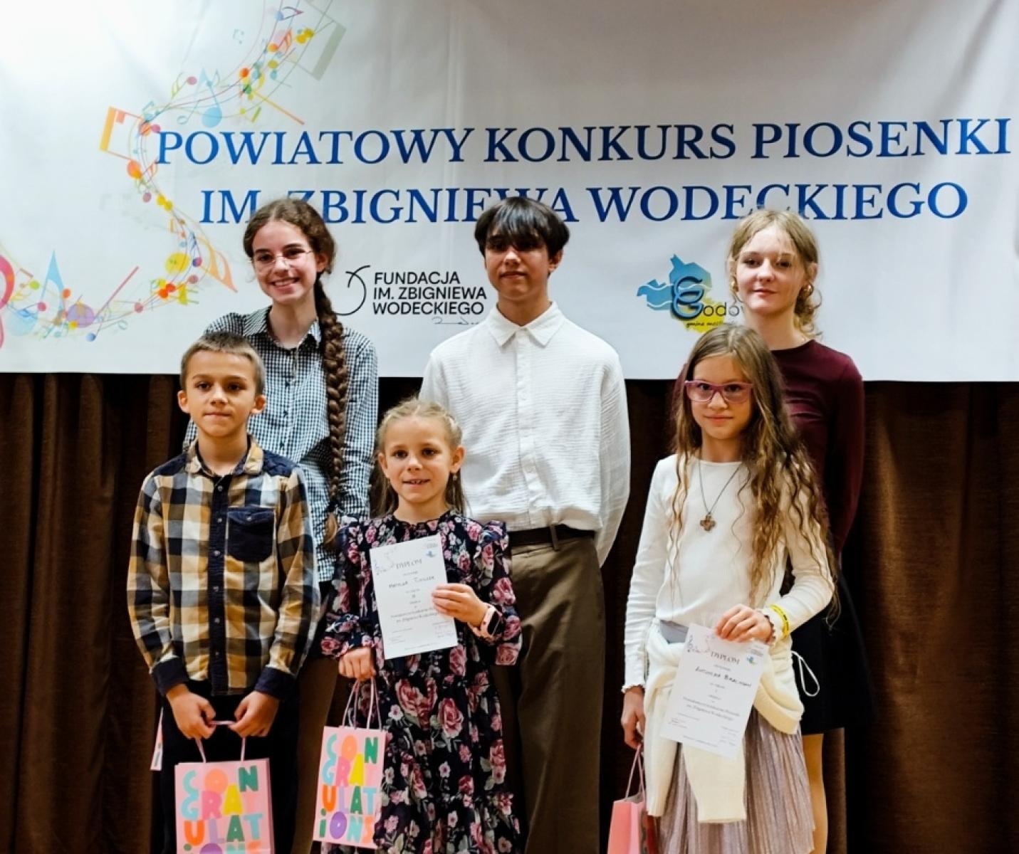 Zdjęcie w galerii na portalu naszwodzislaw.com: I Powiatowy Konkurs Piosenki im. Zbigniewa Wodeckiego w Skrzyszowie wiadomości z regionu