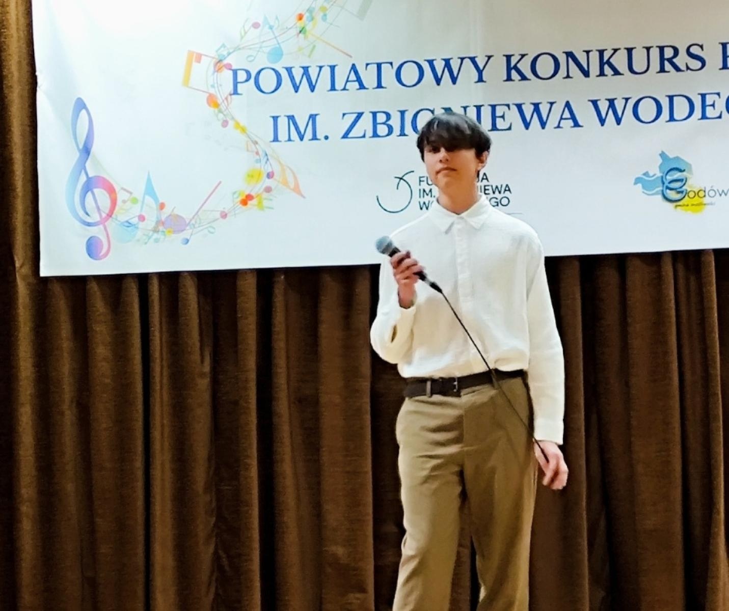 Zdjęcie w galerii na portalu naszwodzislaw.com: I Powiatowy Konkurs Piosenki im. Zbigniewa Wodeckiego w Skrzyszowie wiadomości z regionu