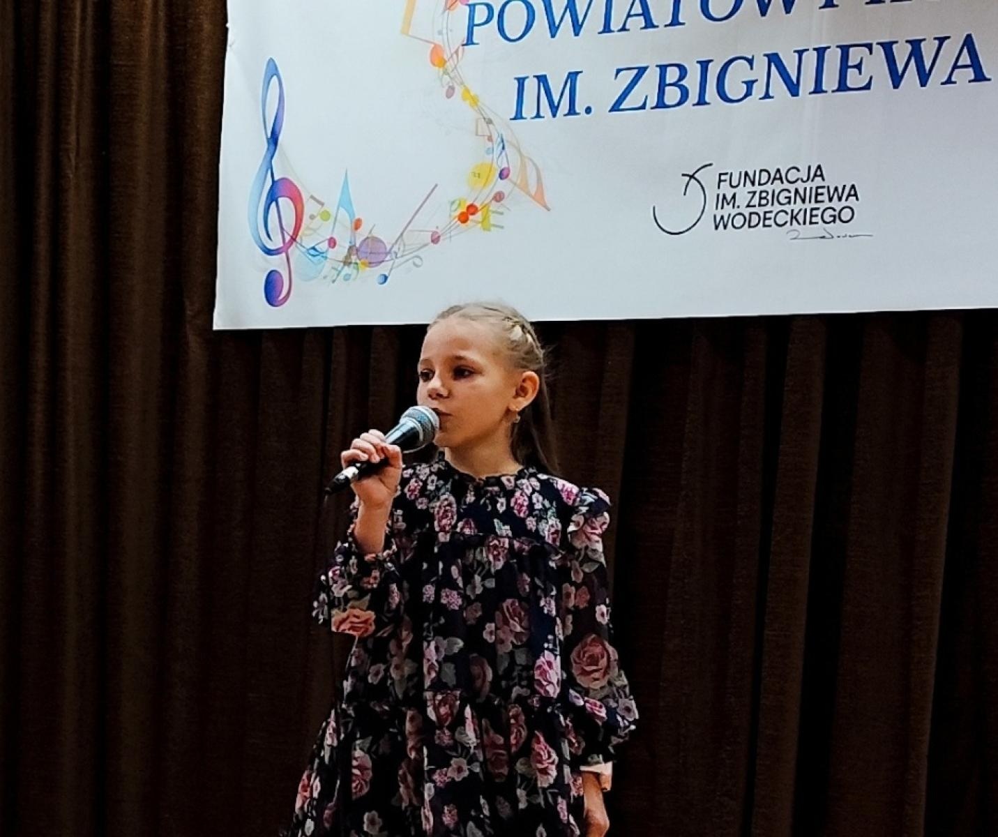 Zdjęcie w galerii na portalu naszwodzislaw.com: I Powiatowy Konkurs Piosenki im. Zbigniewa Wodeckiego w Skrzyszowie wiadomości z regionu