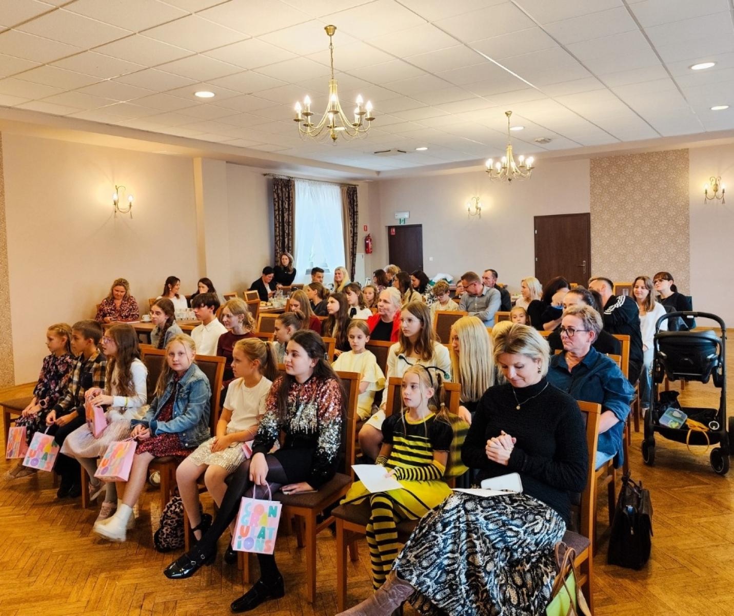 Zdjęcie w galerii na portalu naszwodzislaw.com: I Powiatowy Konkurs Piosenki im. Zbigniewa Wodeckiego w Skrzyszowie wiadomości z regionu