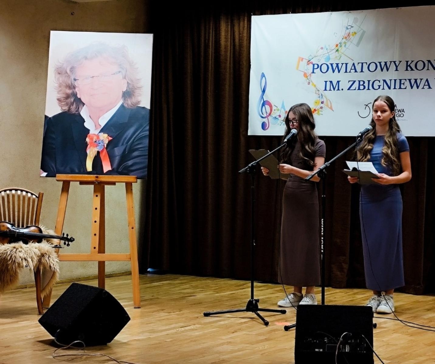 Zdjęcie w galerii na portalu naszwodzislaw.com: I Powiatowy Konkurs Piosenki im. Zbigniewa Wodeckiego w Skrzyszowie wiadomości z regionu