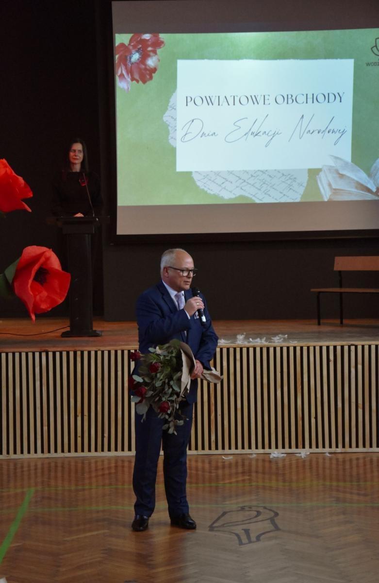 Zdjęcie w galerii na portalu naszwodzislaw.com: Powiatowe Obchody Dnia Edukacji Narodowej [FOTO] wiadomości z regionu