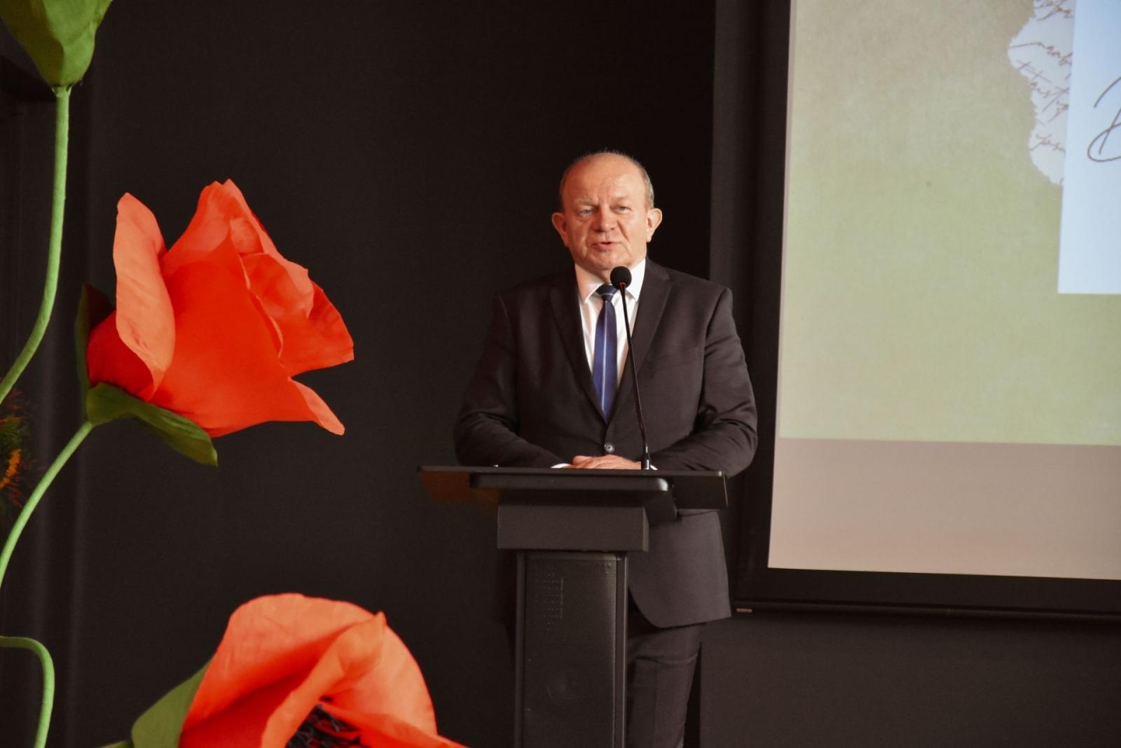 Zdjęcie w galerii na portalu naszwodzislaw.com: Powiatowe Obchody Dnia Edukacji Narodowej [FOTO] wiadomości z regionu