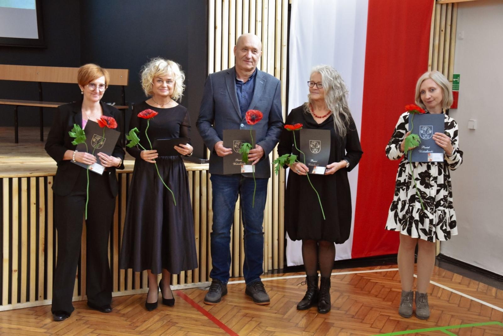 Zdjęcie w galerii na portalu naszwodzislaw.com: Powiatowe Obchody Dnia Edukacji Narodowej [FOTO] wiadomości z regionu