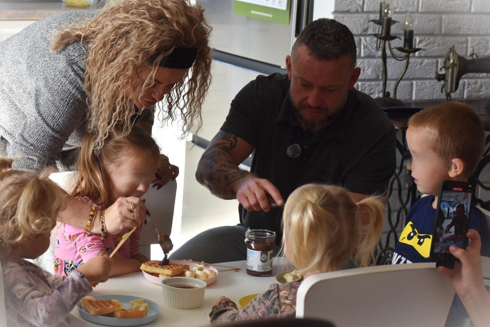 Zdjęcie w galerii na portalu naszwodzislaw.com: Rafał Karwot spędził dzień z rodziną zastępczą w Gorzycach wiadomości z regionu