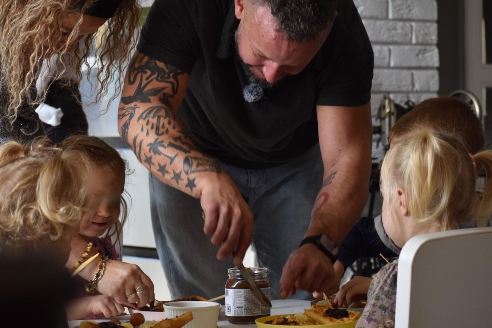 Zdjęcie w galerii na portalu naszwodzislaw.com: Rafał Karwot spędził dzień z rodziną zastępczą w Gorzycach wiadomości z regionu