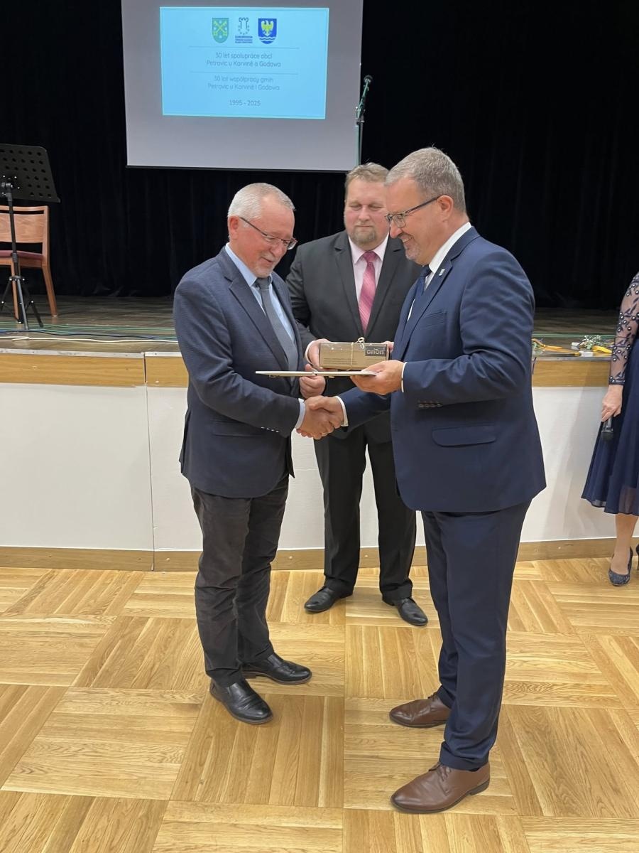 Zdjęcie w galerii na portalu naszwodzislaw.com: Święto partnerskiej współpracy. 30 lat wspólnych działań Godowa i Petrovic wiadomości z regionu