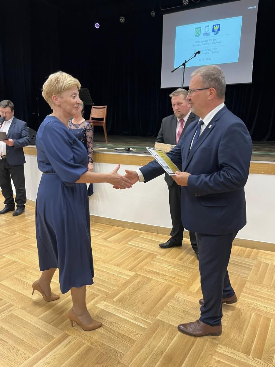 Zdjęcie w galerii na portalu naszwodzislaw.com: Święto partnerskiej współpracy. 30 lat wspólnych działań Godowa i Petrovic wiadomości z regionu