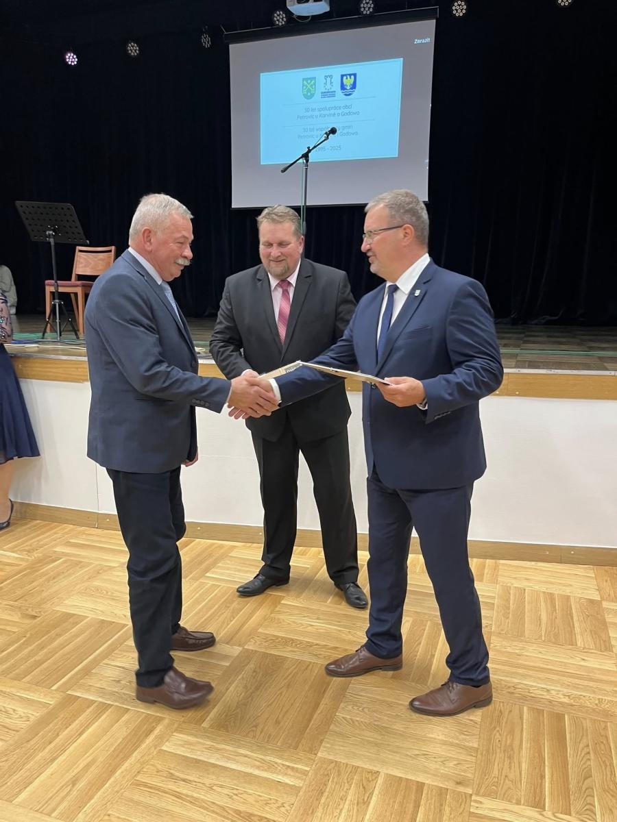 Zdjęcie w galerii na portalu naszwodzislaw.com: Święto partnerskiej współpracy. 30 lat wspólnych działań Godowa i Petrovic wiadomości z regionu