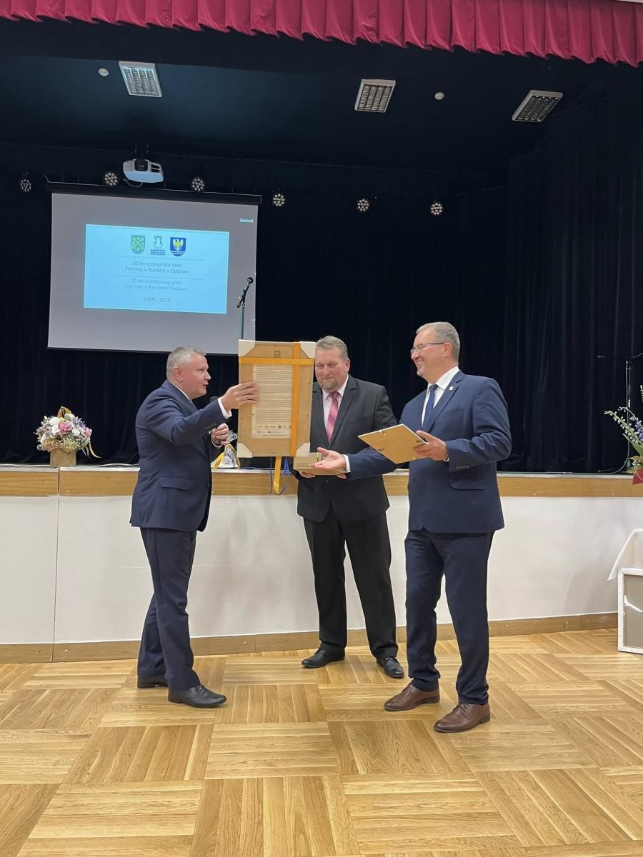 Zdjęcie w galerii na portalu naszwodzislaw.com: Święto partnerskiej współpracy. 30 lat wspólnych działań Godowa i Petrovic wiadomości z regionu