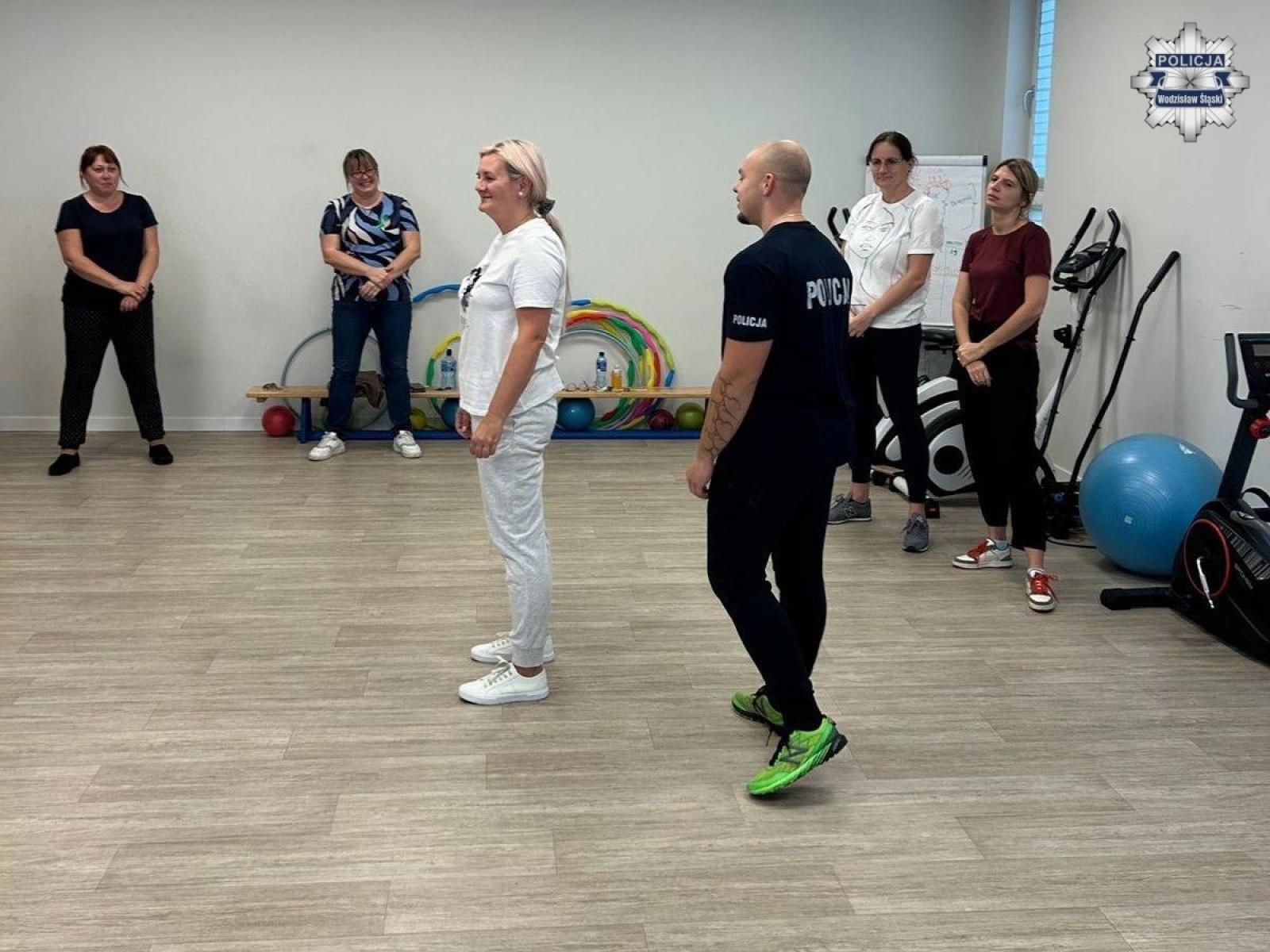 Zdjęcie w galerii na portalu naszwodzislaw.com: Szkolenie z samoobrony dla pracowników pomocy społecznej wiadomości z regionu