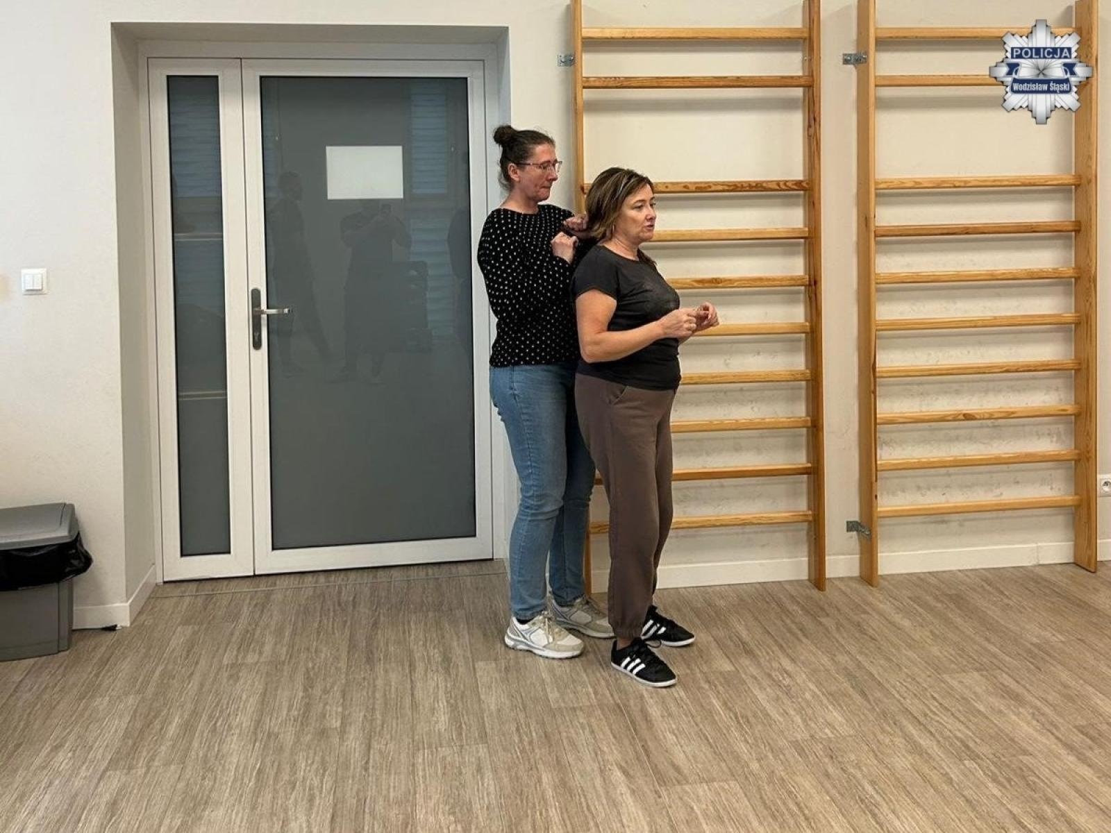 Zdjęcie w galerii na portalu naszwodzislaw.com: Szkolenie z samoobrony dla pracowników pomocy społecznej wiadomości z regionu