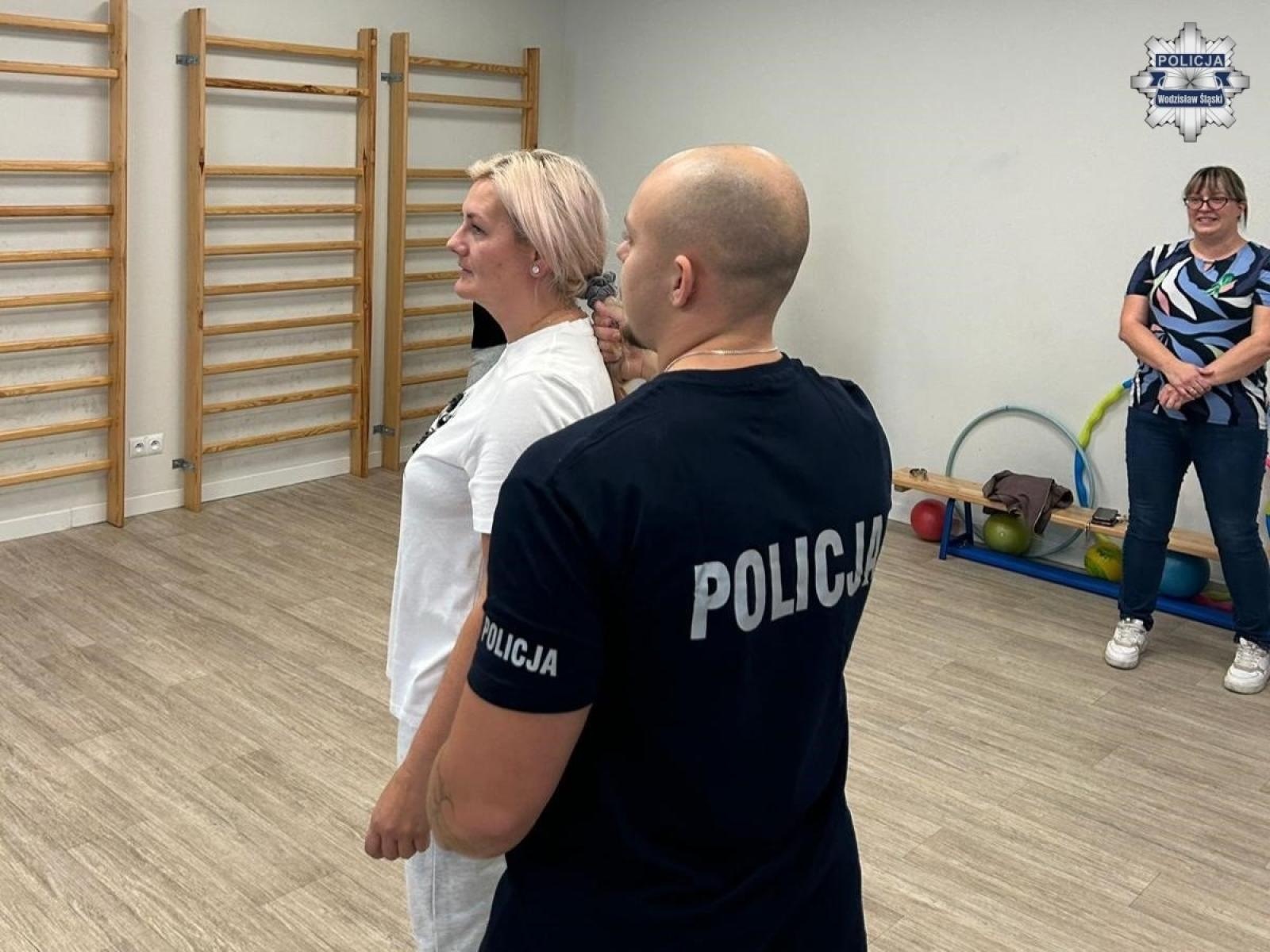 Zdjęcie w galerii na portalu naszwodzislaw.com: Szkolenie z samoobrony dla pracowników pomocy społecznej wiadomości z regionu