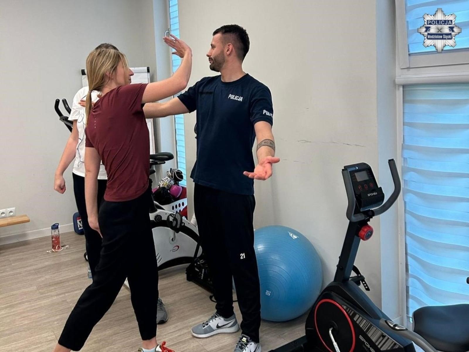 Zdjęcie w galerii na portalu naszwodzislaw.com: Szkolenie z samoobrony dla pracowników pomocy społecznej wiadomości z regionu