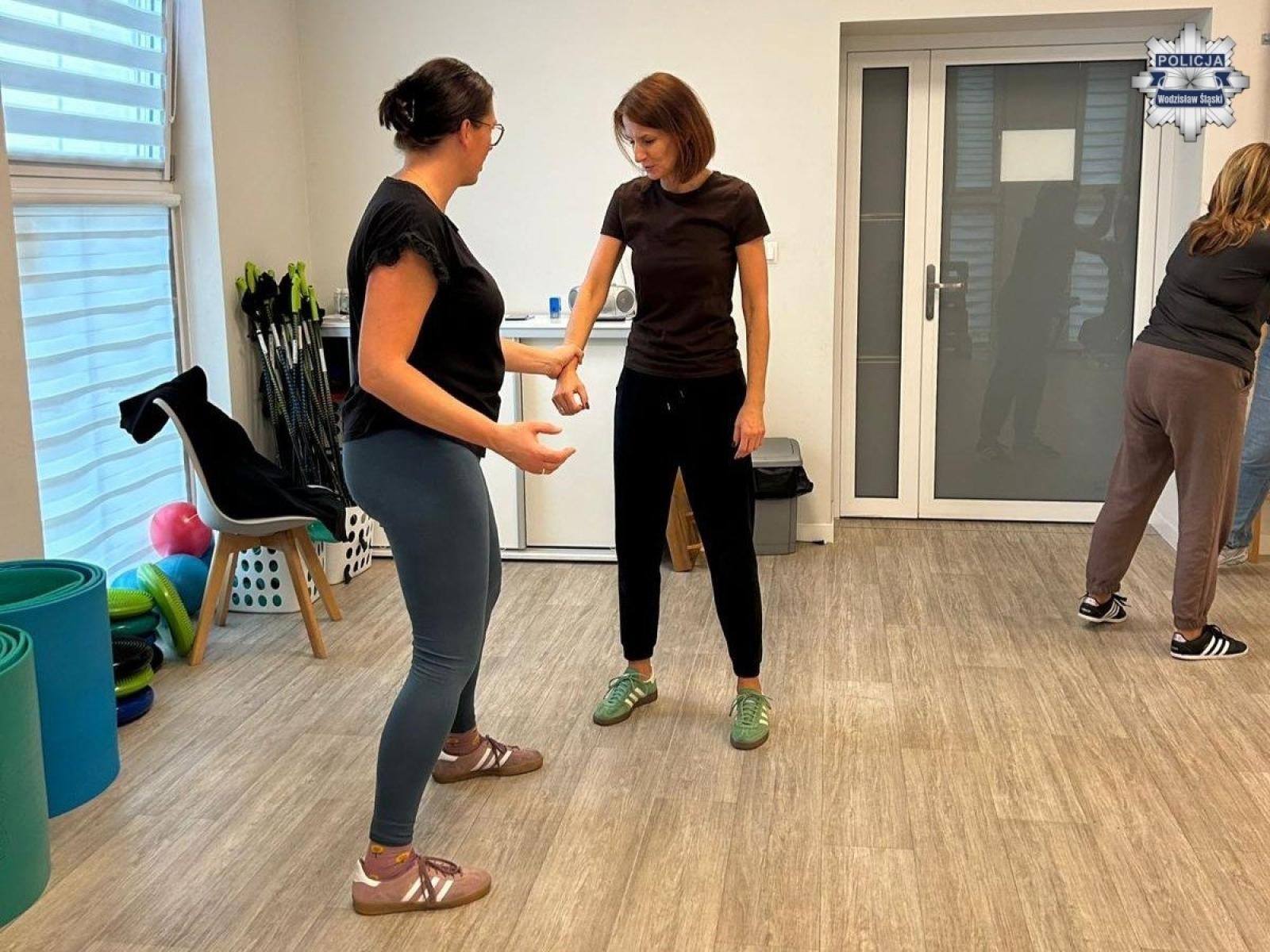 Zdjęcie w galerii na portalu naszwodzislaw.com: Szkolenie z samoobrony dla pracowników pomocy społecznej wiadomości z regionu