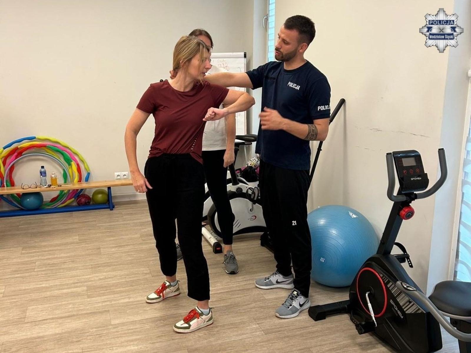 Zdjęcie w galerii na portalu naszwodzislaw.com: Szkolenie z samoobrony dla pracowników pomocy społecznej wiadomości z regionu