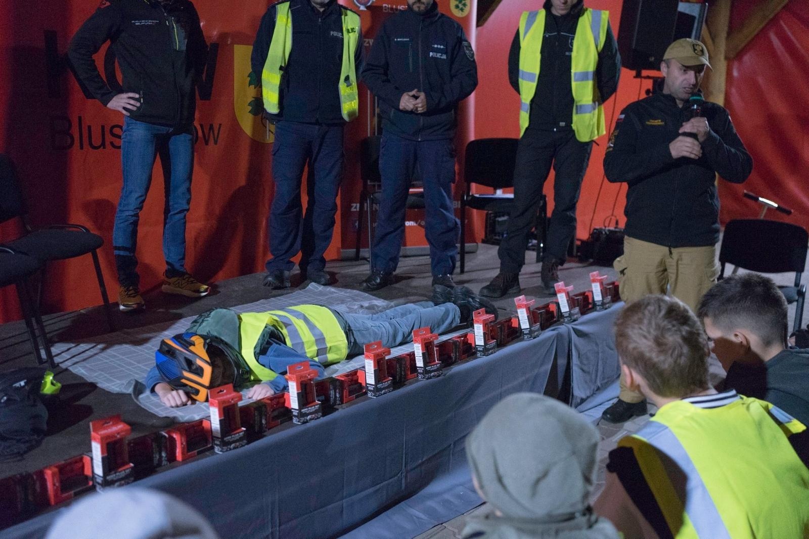 Zdjęcie w galerii na portalu naszwodzislaw.com: Edukacja i bezpieczeństwo w służbie społeczności. Jesienna akcja w Bluszczowie [FOTO] wiadomości z regionu