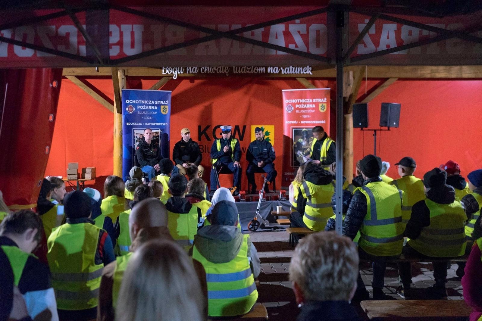Zdjęcie w galerii na portalu naszwodzislaw.com: Edukacja i bezpieczeństwo w służbie społeczności. Jesienna akcja w Bluszczowie [FOTO] wiadomości z regionu