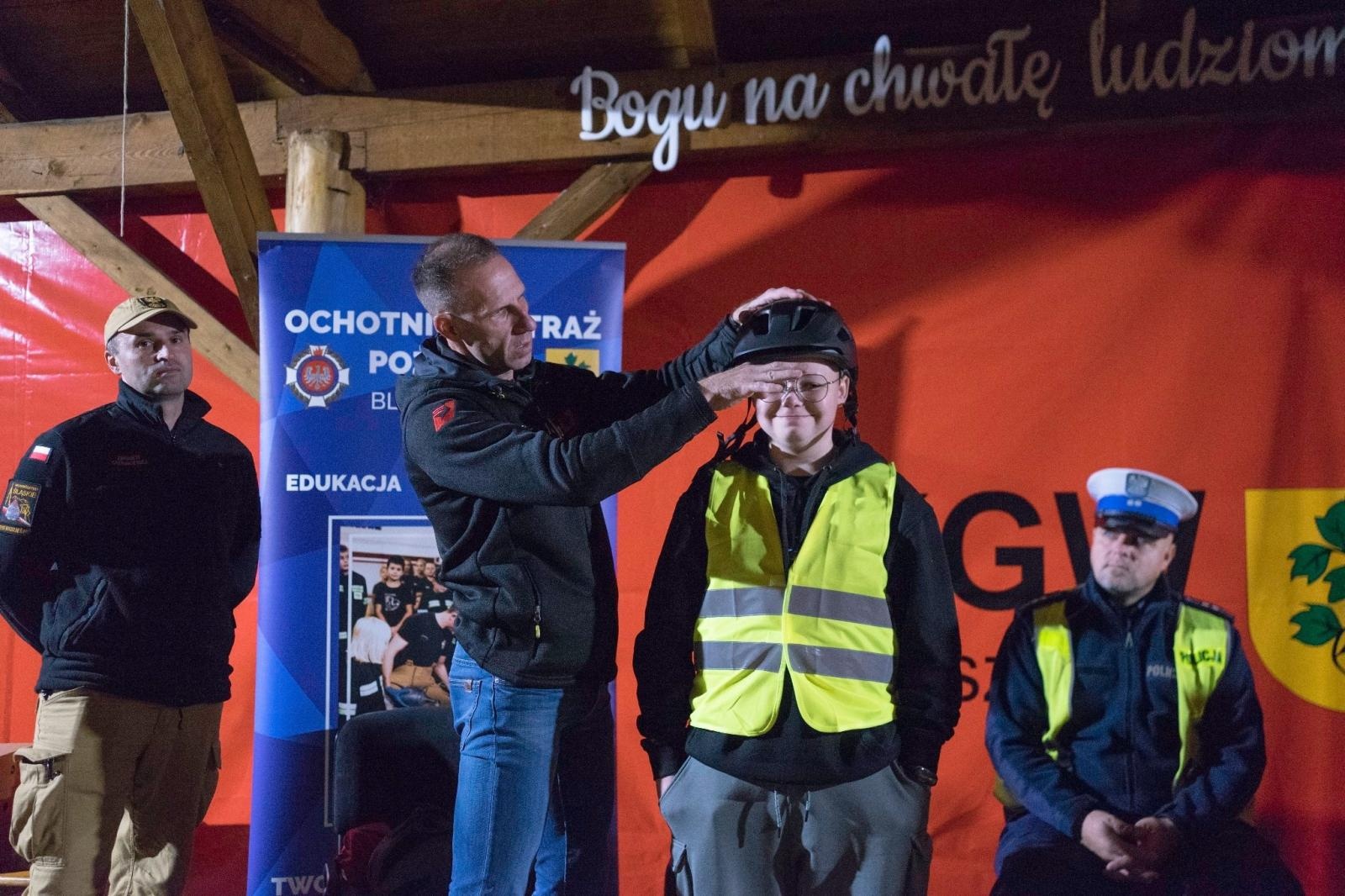 Zdjęcie w galerii na portalu naszwodzislaw.com: Edukacja i bezpieczeństwo w służbie społeczności. Jesienna akcja w Bluszczowie [FOTO] wiadomości z regionu