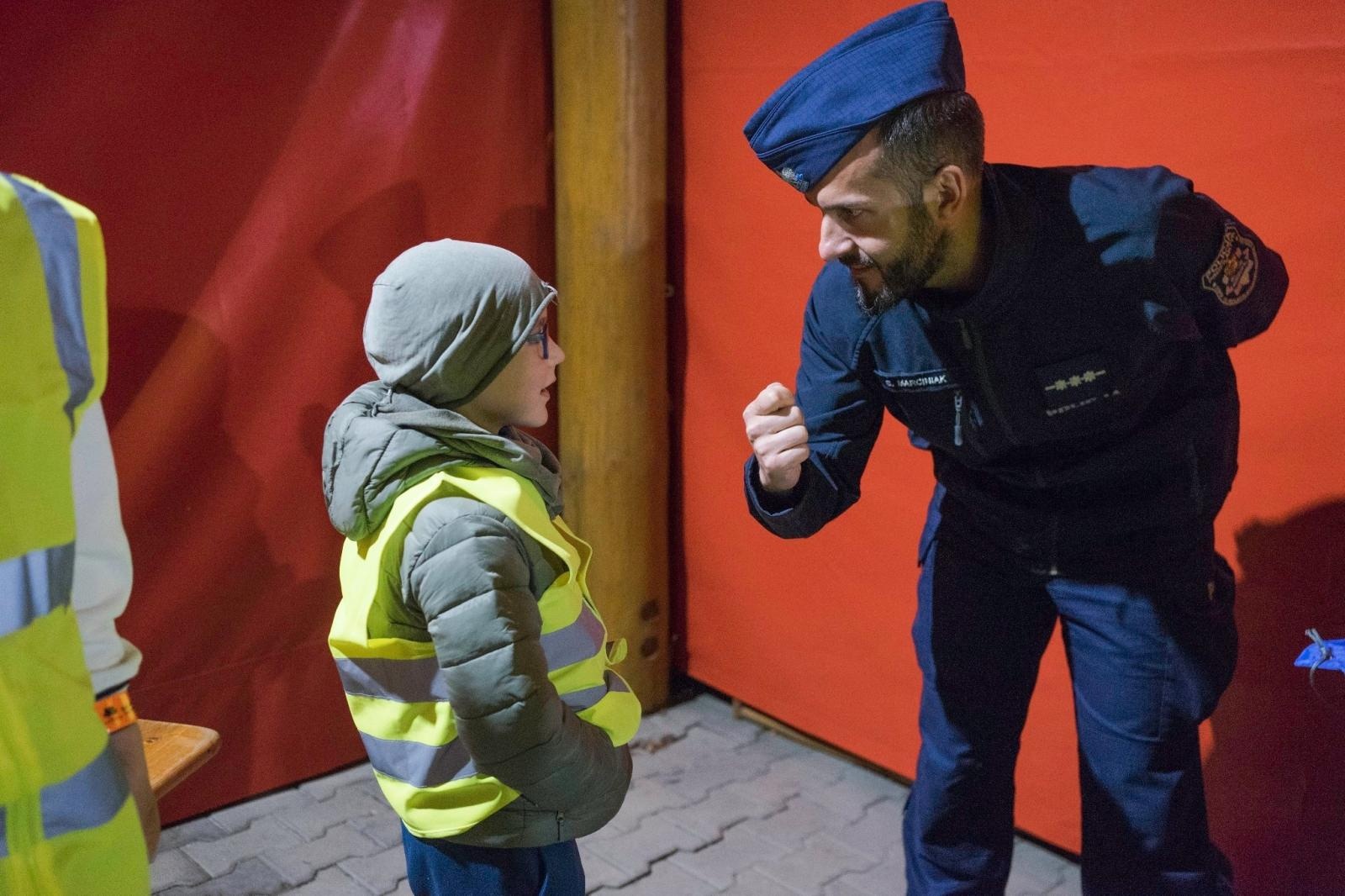 Zdjęcie w galerii na portalu naszwodzislaw.com: Edukacja i bezpieczeństwo w służbie społeczności. Jesienna akcja w Bluszczowie [FOTO] wiadomości z regionu