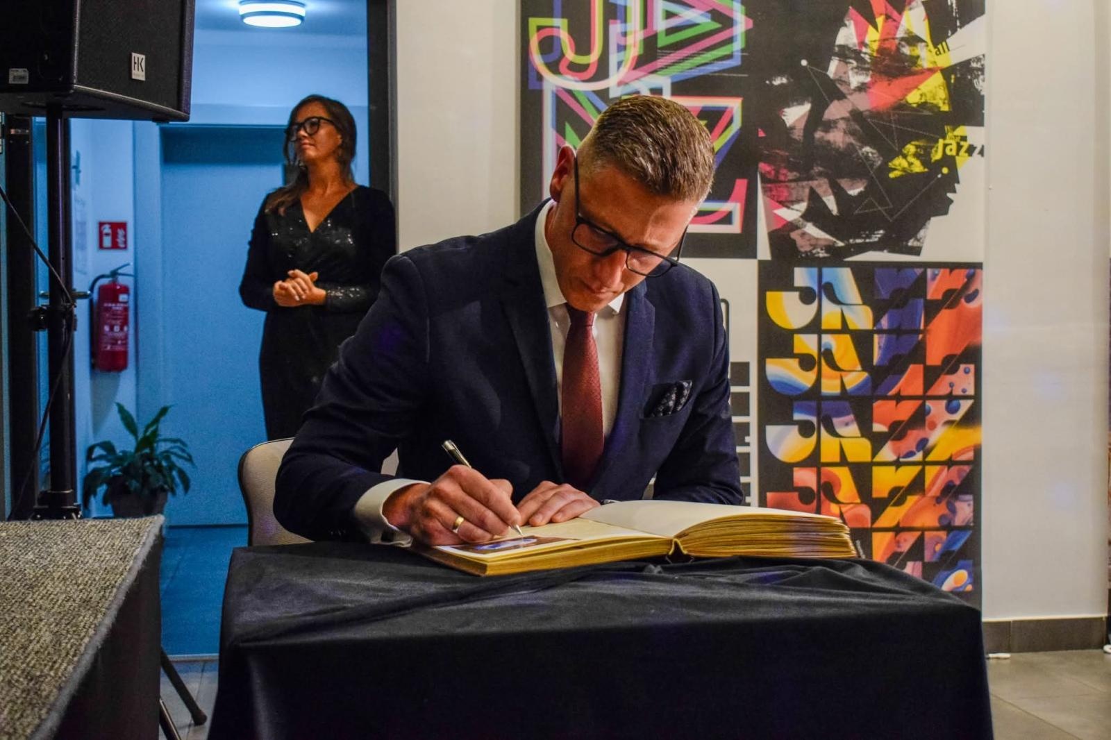 Zdjęcie w galerii na portalu naszwodzislaw.com: Człowiek o Złotym Sercu. Strażak z PSP Wodzisław Śląski z wyróżnieniem wiadomości z regionu