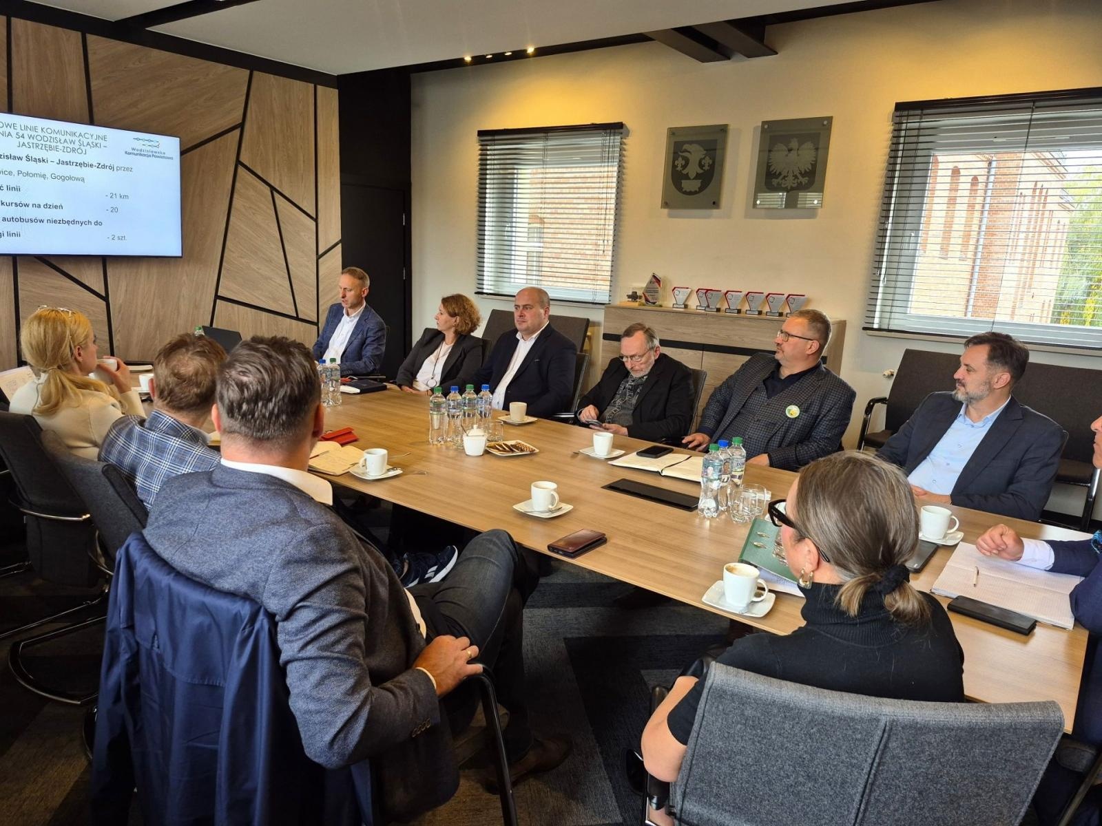 Zdjęcie w galerii na portalu naszwodzislaw.com: Konwent Miast i Gmin Powiatu Wodzisławskiego. Rozmowy o wspólnej komunikacji powiatowej wiadomości z regionu