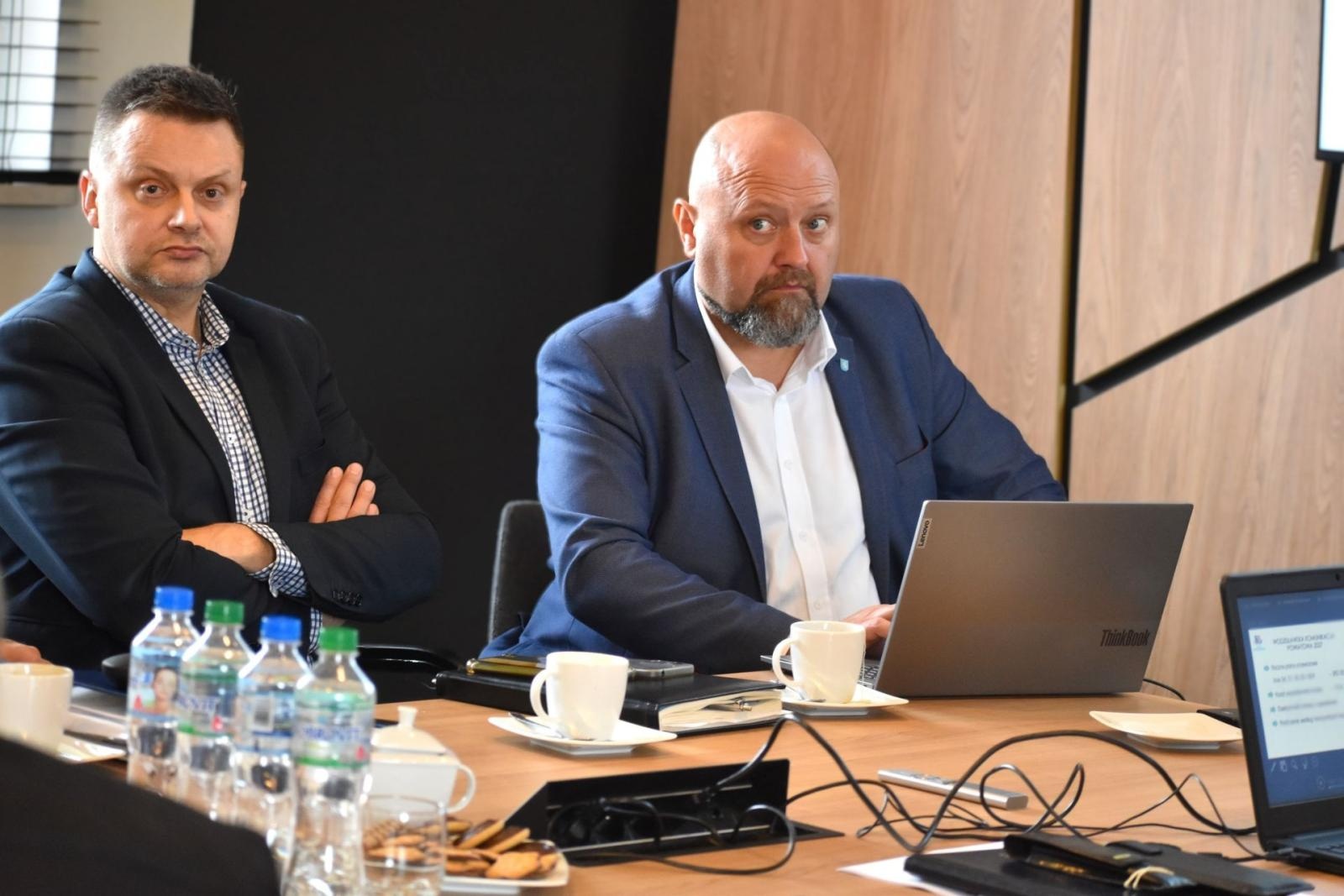 Zdjęcie w galerii na portalu naszwodzislaw.com: Konwent Miast i Gmin Powiatu Wodzisławskiego. Rozmowy o wspólnej komunikacji powiatowej wiadomości z regionu