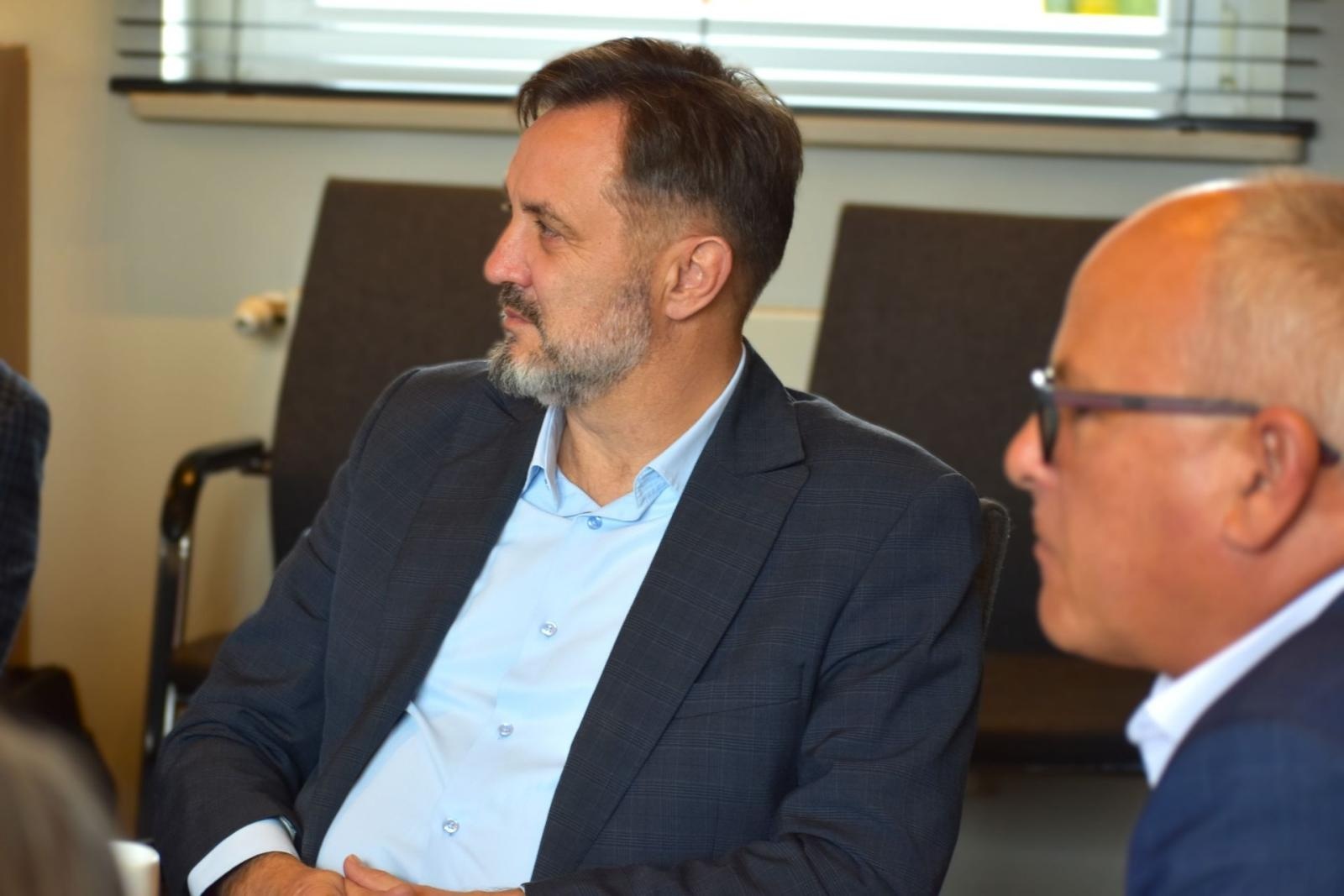 Zdjęcie w galerii na portalu naszwodzislaw.com: Konwent Miast i Gmin Powiatu Wodzisławskiego. Rozmowy o wspólnej komunikacji powiatowej wiadomości z regionu