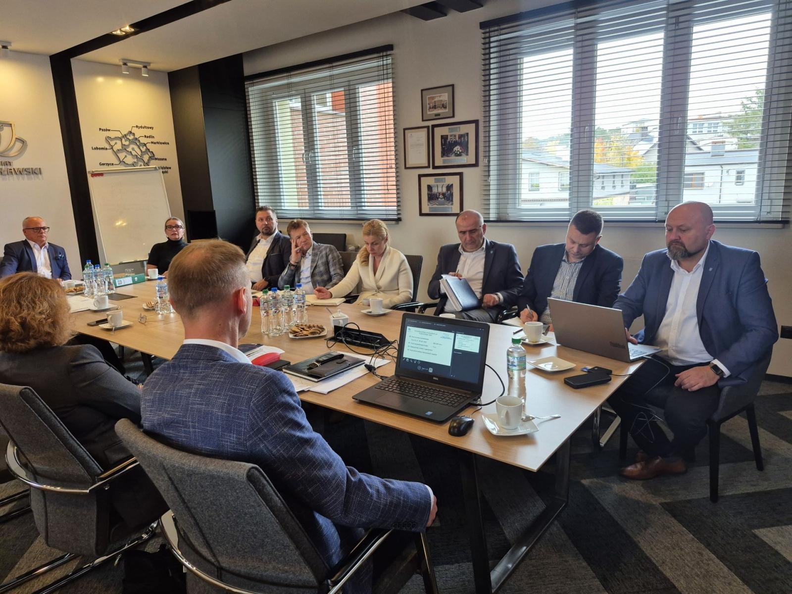 Zdjęcie w galerii na portalu naszwodzislaw.com: Konwent Miast i Gmin Powiatu Wodzisławskiego. Rozmowy o wspólnej komunikacji powiatowej wiadomości z regionu