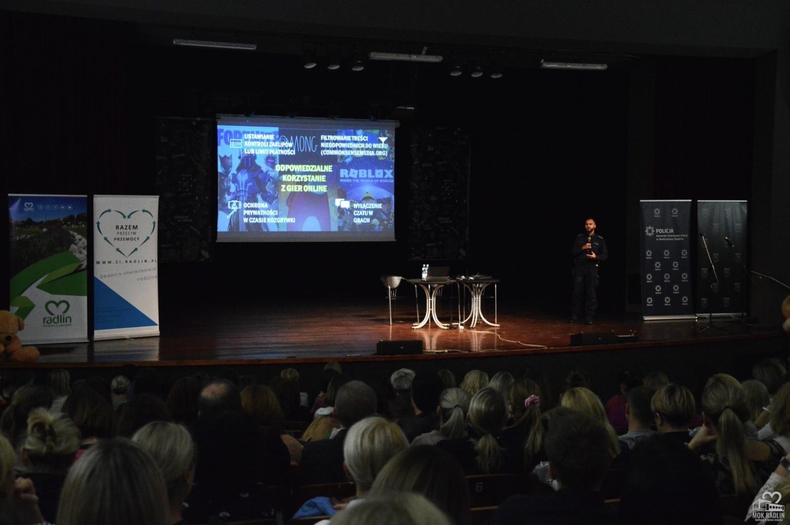 Zdjęcie w galerii na portalu naszwodzislaw.com: ChrońMY Dzieci 2.0. O bezpieczeństwie dzieci podczas konferencji w Radlinie wiadomości z regionu