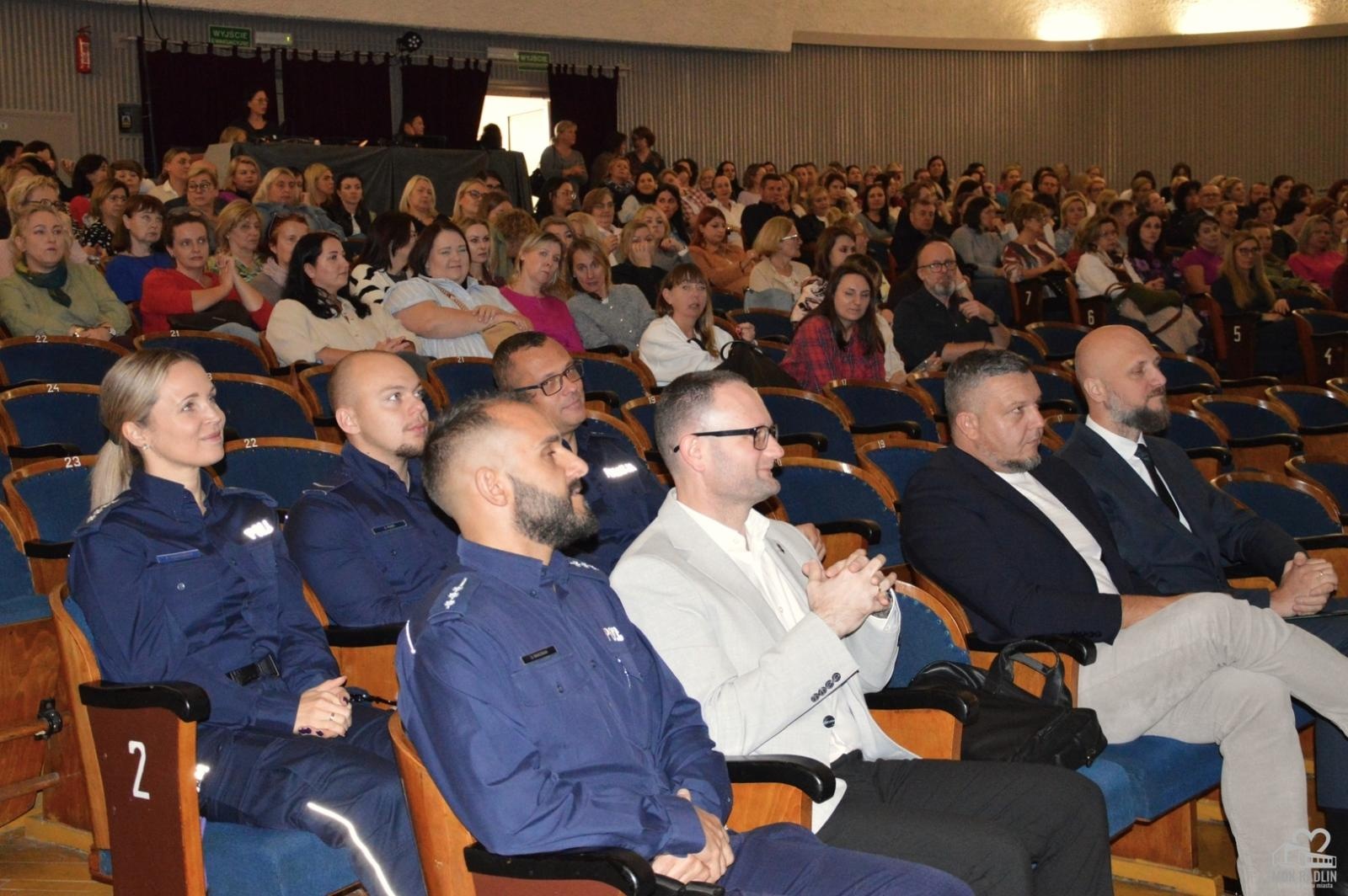 Zdjęcie w galerii na portalu naszwodzislaw.com: ChrońMY Dzieci 2.0. O bezpieczeństwie dzieci podczas konferencji w Radlinie wiadomości z regionu