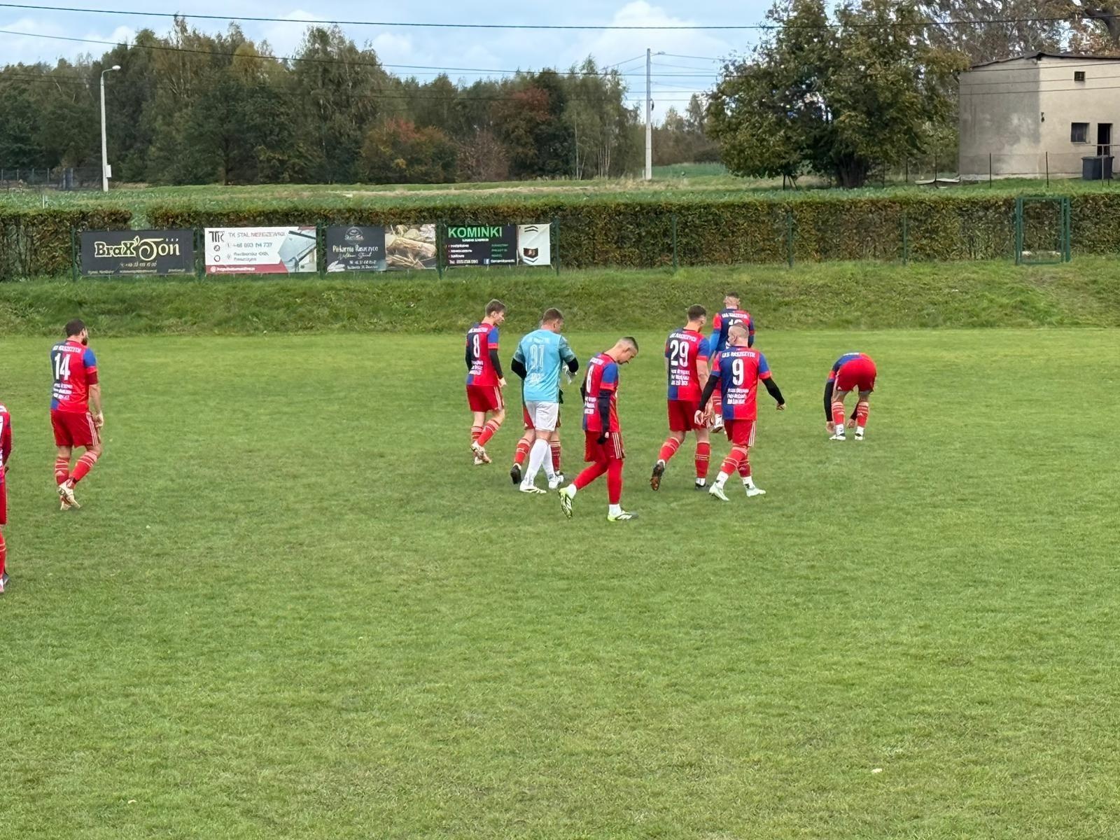 Zdjęcie w galerii na portalu naszwodzislaw.com: Rozwój Bełsznica bez punktów w Raszczycach wiadomości z regionu