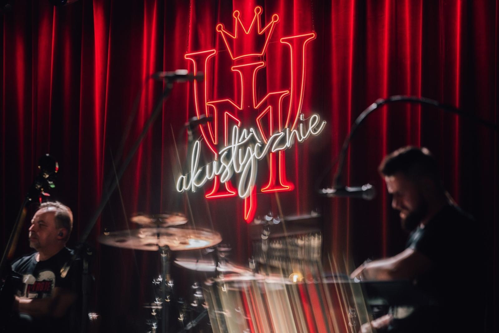 Zdjęcie w galerii na portalu naszwodzislaw.com: Michał Wiśniewski zabrał wodzisławian w muzyczną podróż [FOTO] wiadomości z regionu