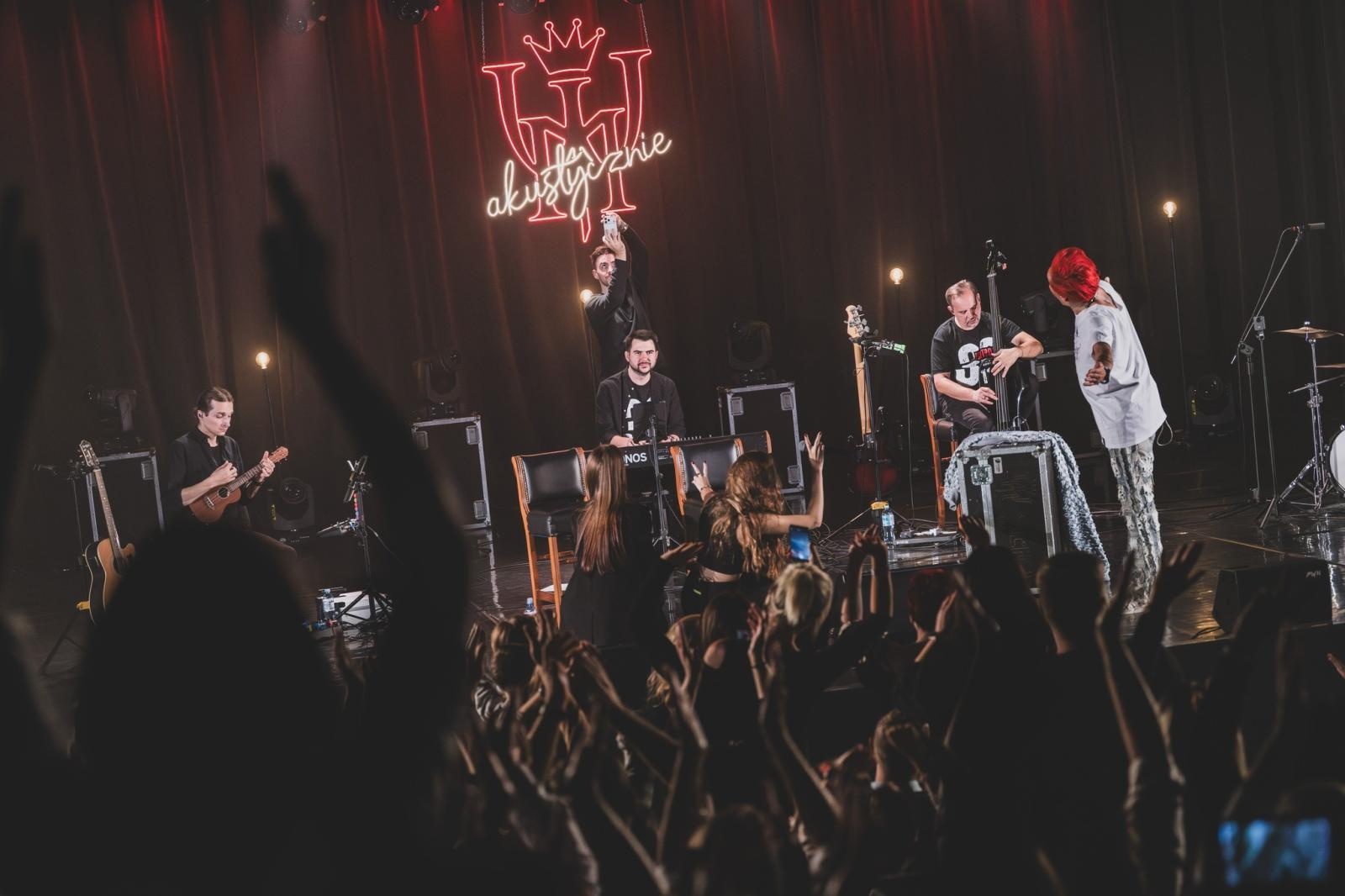 Zdjęcie w galerii na portalu naszwodzislaw.com: Michał Wiśniewski zabrał wodzisławian w muzyczną podróż [FOTO] wiadomości z regionu