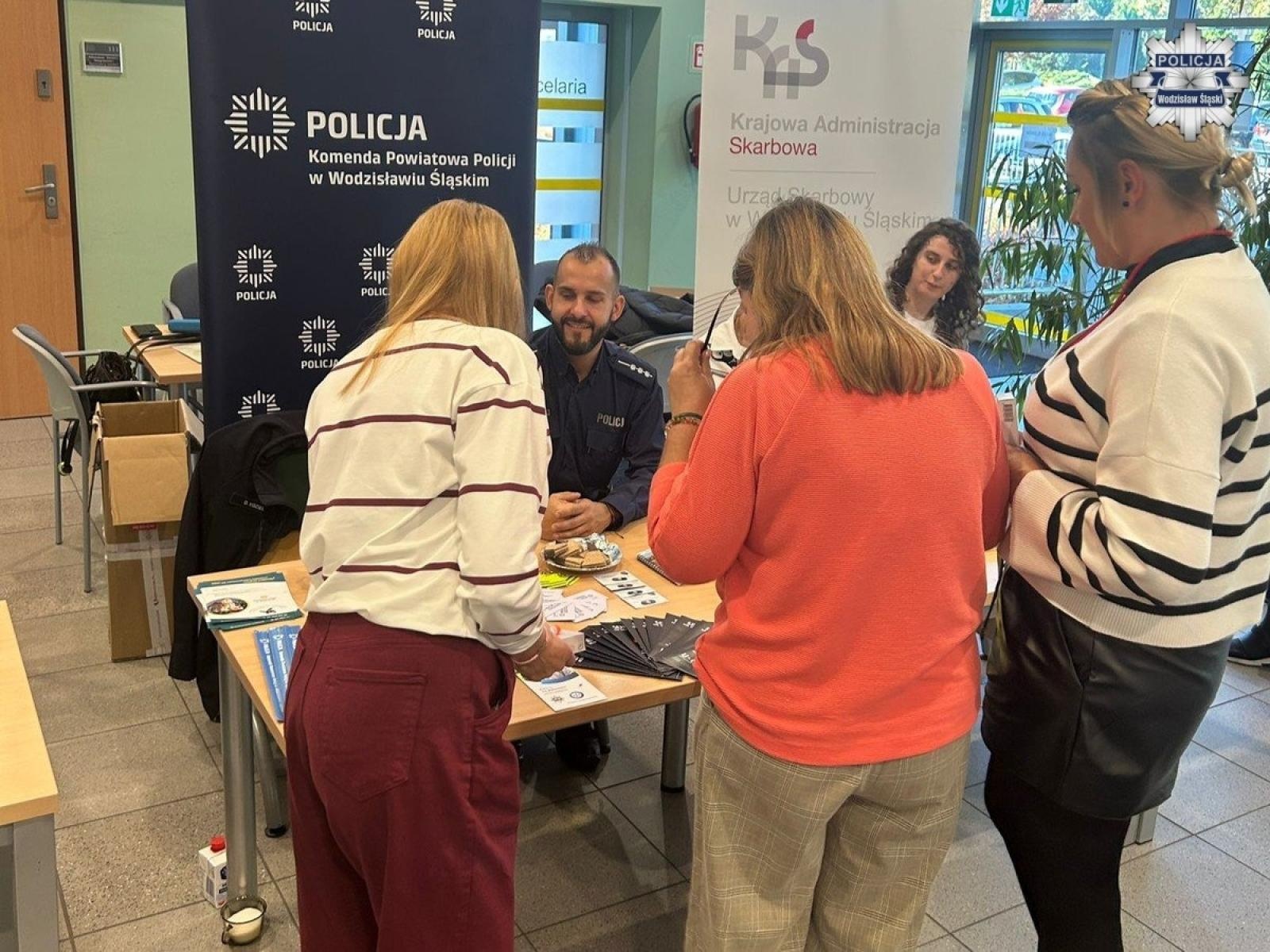 Zdjęcie w galerii na portalu naszwodzislaw.com: Dni Seniora w wodzisławskim ZUS z udziałem policjantów wiadomości z regionu