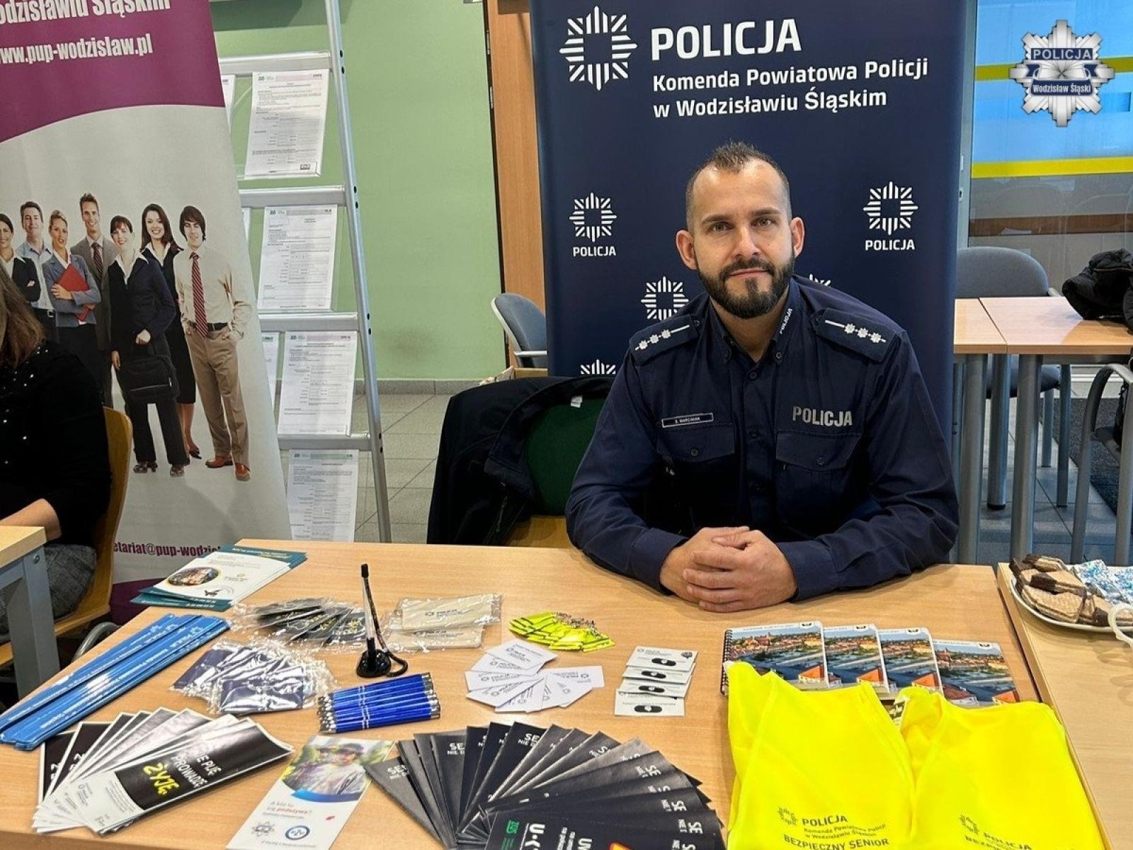 Zdjęcie w galerii na portalu naszwodzislaw.com: Dni Seniora w wodzisławskim ZUS z udziałem policjantów wiadomości z regionu