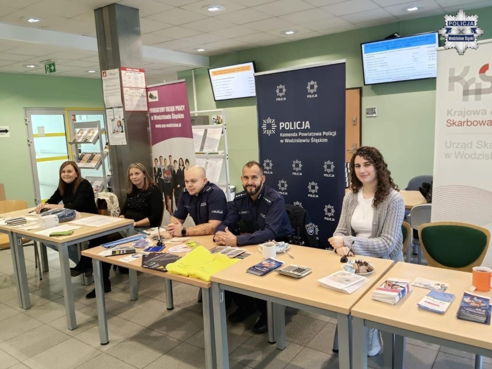 Zdjęcie w galerii na portalu naszwodzislaw.com: Dni Seniora w wodzisławskim ZUS z udziałem policjantów wiadomości z regionu