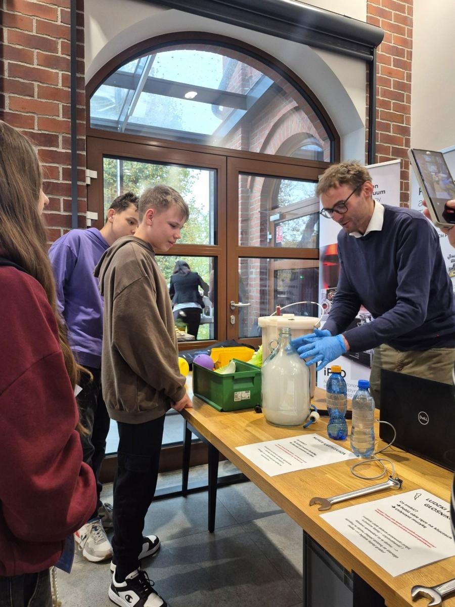 Zdjęcie w galerii na portalu naszwodzislaw.com: Stacja Relacja. Bilet do przyszłości młodych mieszkańców [FOTO] wiadomości z regionu