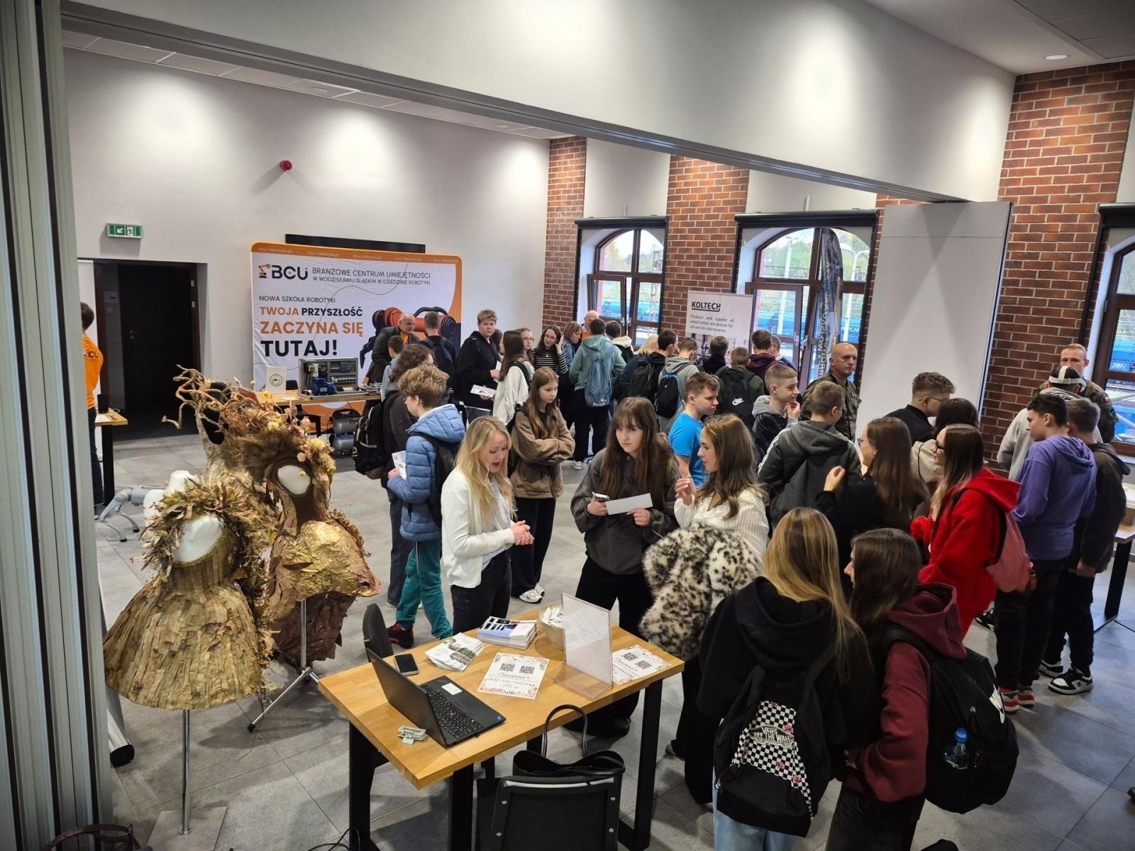 Zdjęcie w galerii na portalu naszwodzislaw.com: Stacja Relacja. Bilet do przyszłości młodych mieszkańców [FOTO] wiadomości z regionu