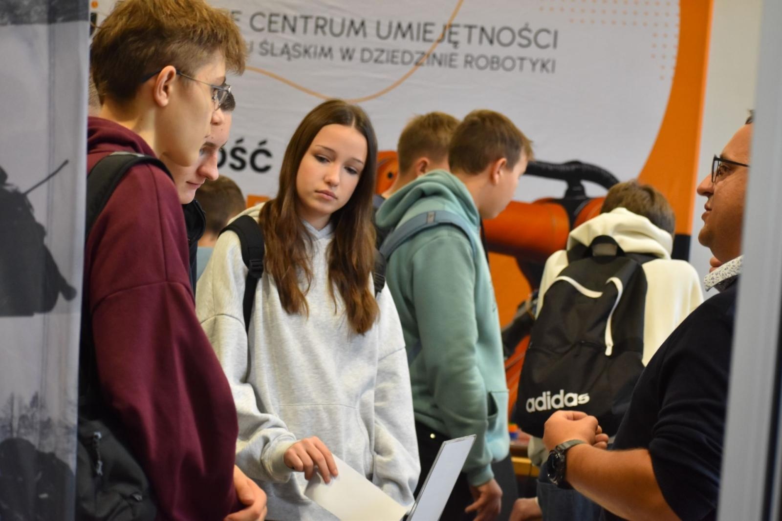 Zdjęcie w galerii na portalu naszwodzislaw.com: Stacja Relacja. Bilet do przyszłości młodych mieszkańców [FOTO] wiadomości z regionu