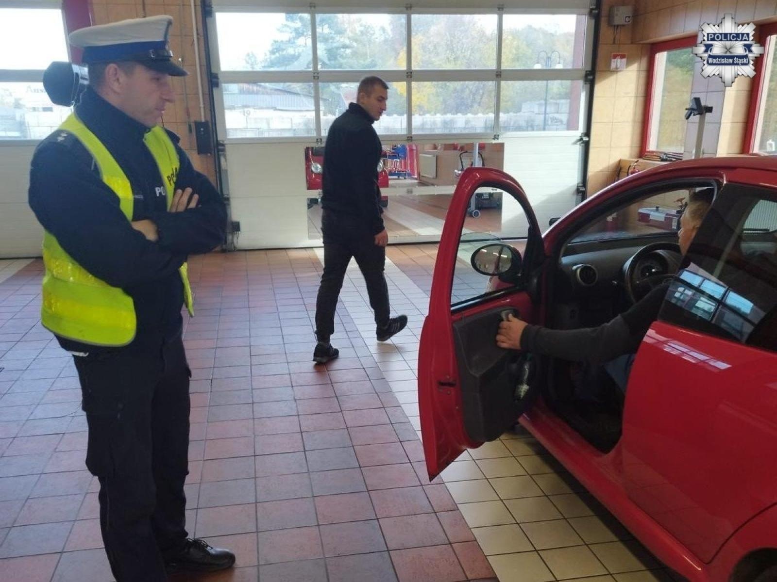 Zdjęcie w galerii na portalu naszwodzislaw.com: Pierwsi kierowcy bezpłatnie sprawdzili światła w swoich samochodach wiadomości z regionu