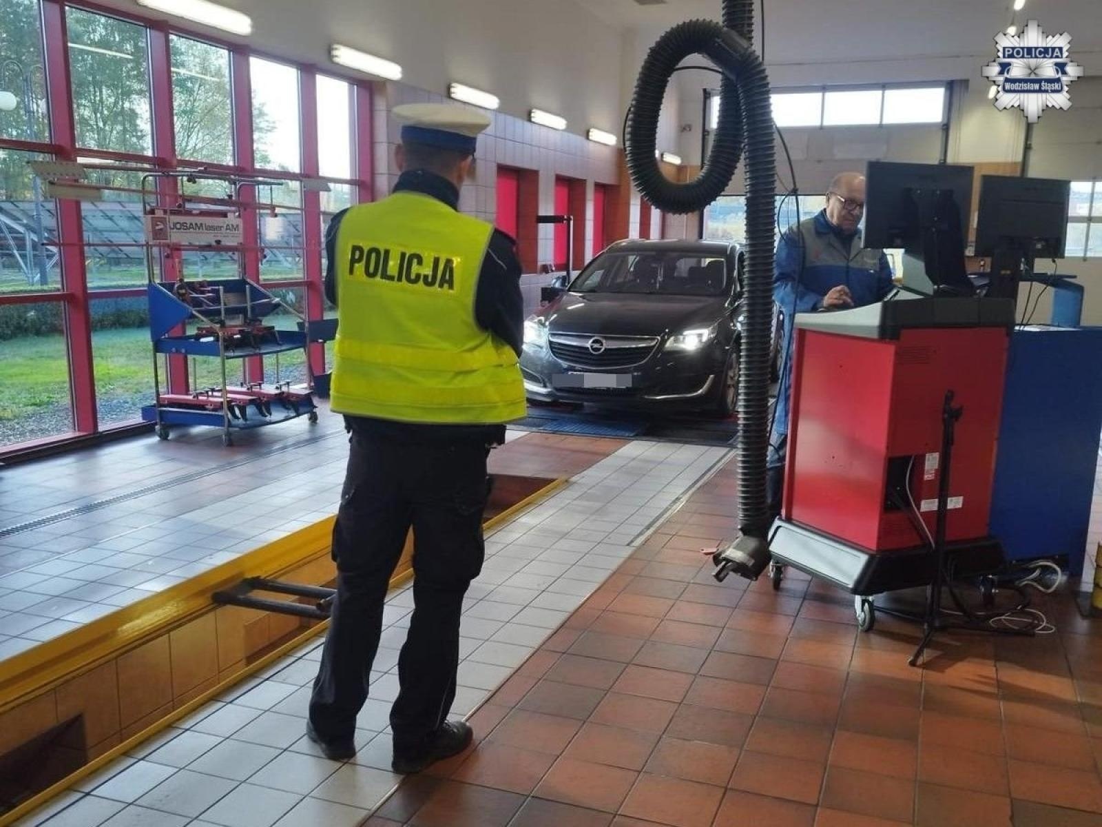 Zdjęcie w galerii na portalu naszwodzislaw.com: Pierwsi kierowcy bezpłatnie sprawdzili światła w swoich samochodach wiadomości z regionu