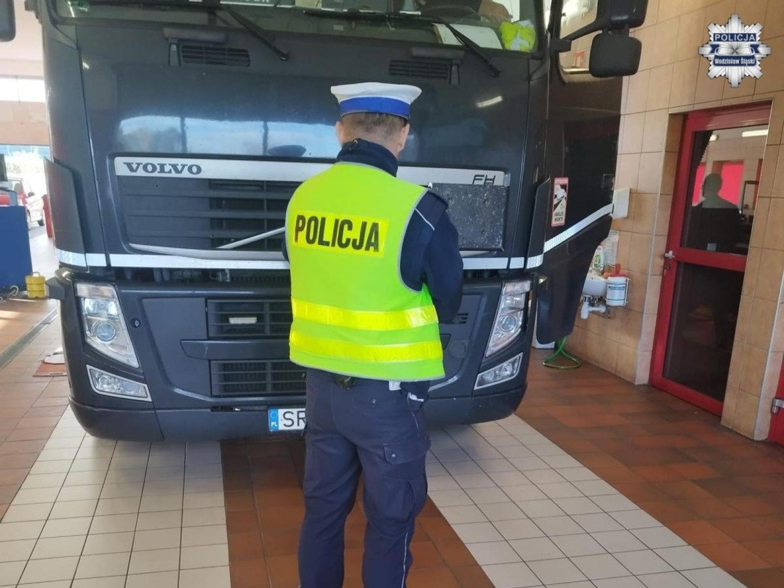 Zdjęcie w galerii na portalu naszwodzislaw.com: Pierwsi kierowcy bezpłatnie sprawdzili światła w swoich samochodach wiadomości z regionu