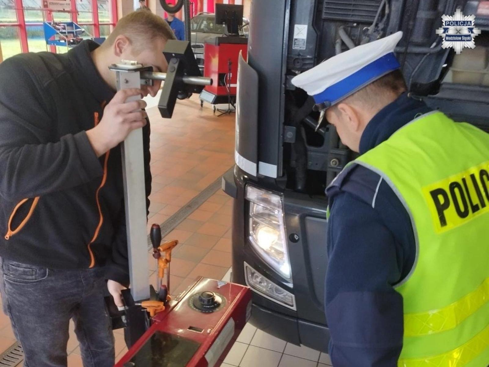 Zdjęcie w galerii na portalu naszwodzislaw.com: Pierwsi kierowcy bezpłatnie sprawdzili światła w swoich samochodach wiadomości z regionu