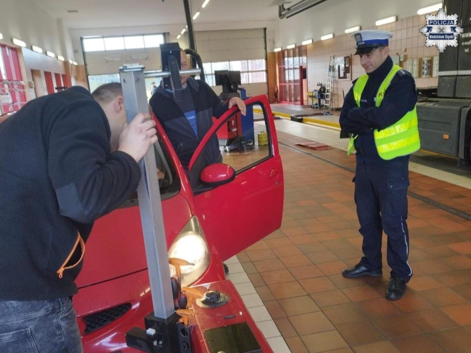 Zdjęcie w galerii na portalu naszwodzislaw.com: Pierwsi kierowcy bezpłatnie sprawdzili światła w swoich samochodach wiadomości z regionu